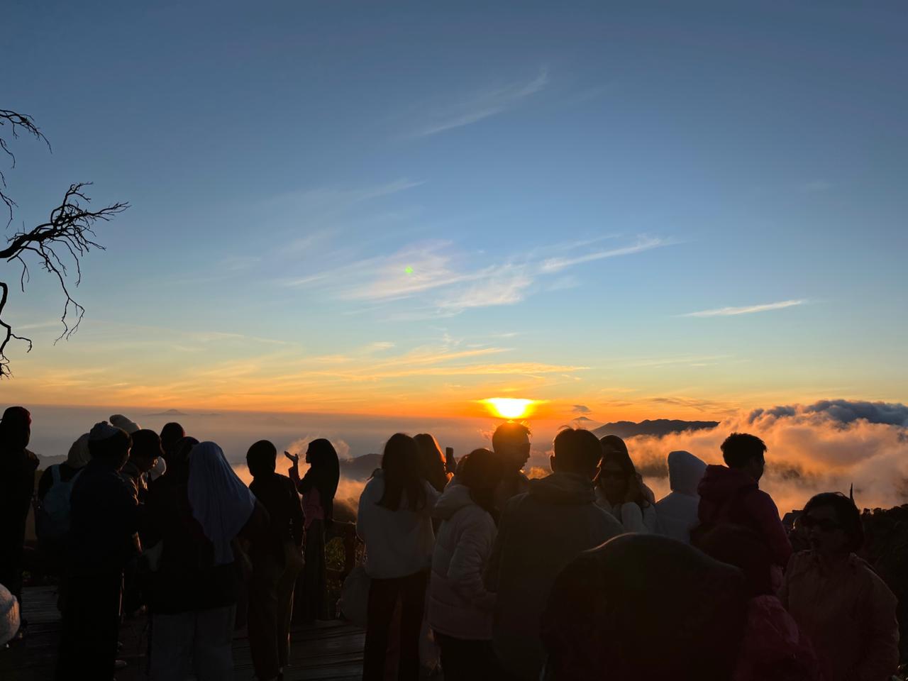 Budi : Wahana Wisata Kawah Putih Stanbykan Mobil Ambulance Disekitar Kawah