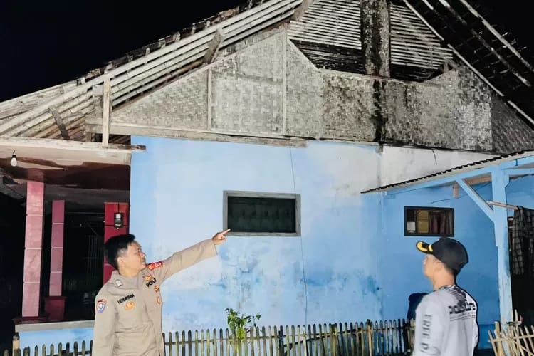 Hujan Disertai Angin Kencang Rusak Belasan Rumah di Mangunjaya Pangandaran