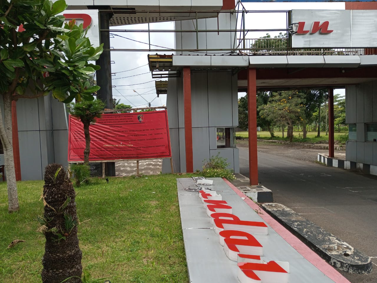 Jelang Libur Nataru, Plang Gerbang Pantai Pangandaran Diperbaiki