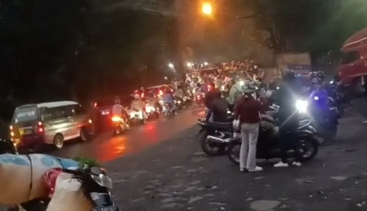 Personil Gabungan Sigap Atasi Bencana Longsor Cadas Pangeran 