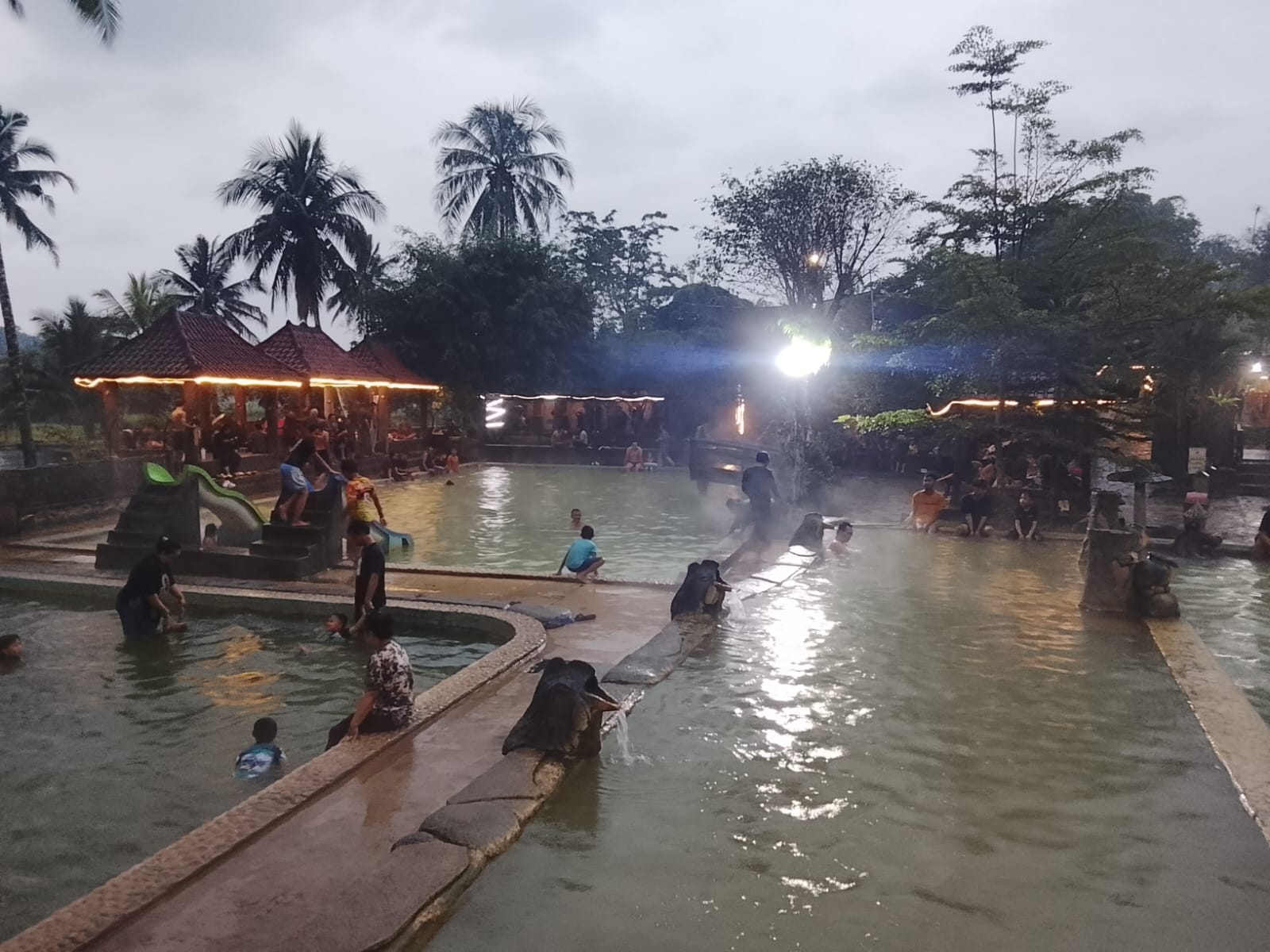 Sambut Tahun Baru 2026, Ayo Berwisata Air Panas Cipanas Cileungsing 