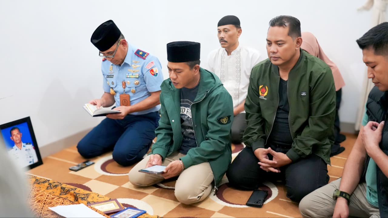 Bupati Bandung Bersama Danlanud Bertakziyah ke Rumah Duka Atlet Terjun Payung yang Wafat di Laut Pangandaran