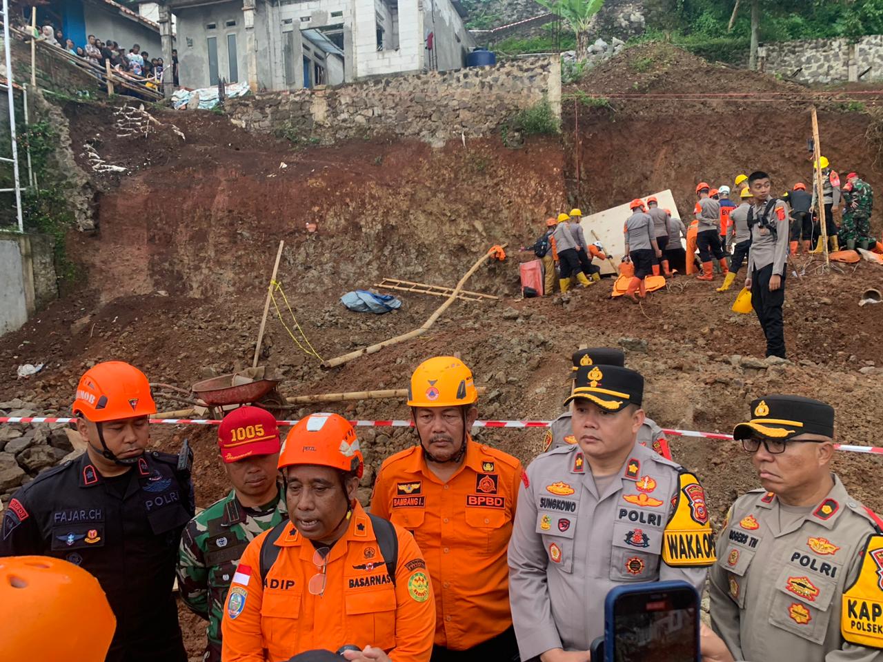 Empat Pekerja Bangunan Tewas Tertimpa Longsor TPT Proyek Mini Soccer Cisempur 