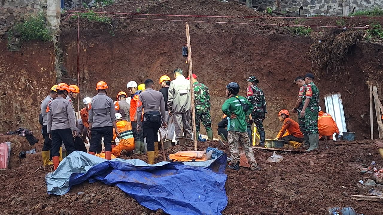 Tim SAR Gabungan Evakuasi Empat Jenazah Pekerja Bangunan Mini Soccer Cisempur 