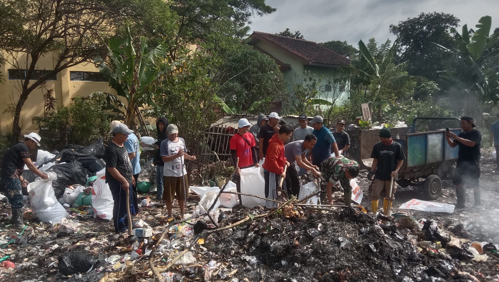 Gebyar Kerja Bakti Massal, Pentahelix dan Warga Dayeuhkolot Bersatu Atasi Banjir