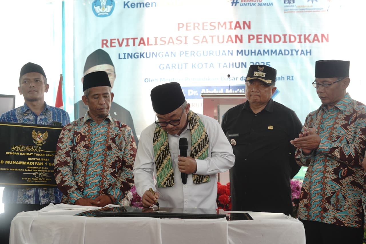 Resmikan Revitalisasi SD Muhammadiyah 1-5 Garut, Mendikdasmen Gelontarkan Rp133 Milliar Untuk 156 Sekolah 