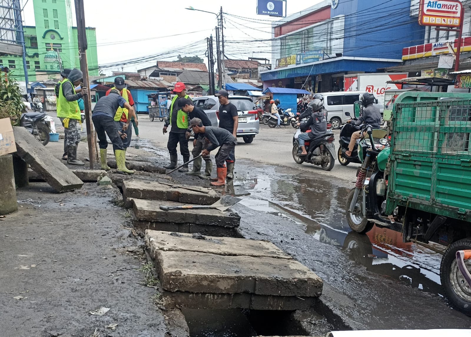 Tim Pentahelix Bersama PRIMA Citereup Lakukan Normalisasi Drainase Jalan Raya Dayeuhkolot