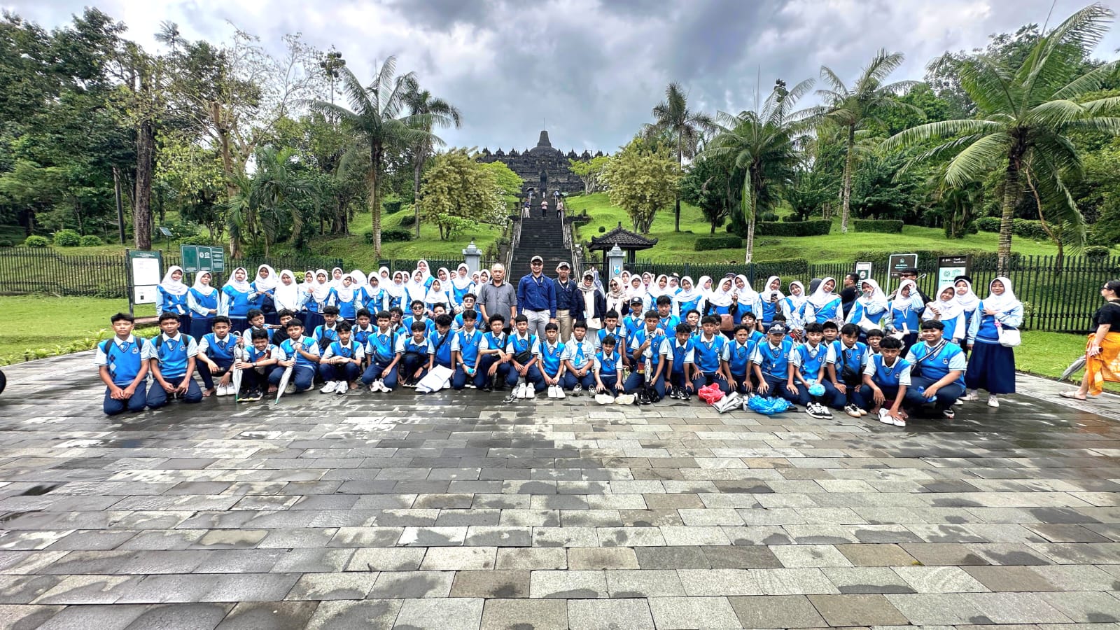 Bernuansa Edukasi, Siswa SMP PCI Gelar Rihlah Ilmiah di Candi Borobudur