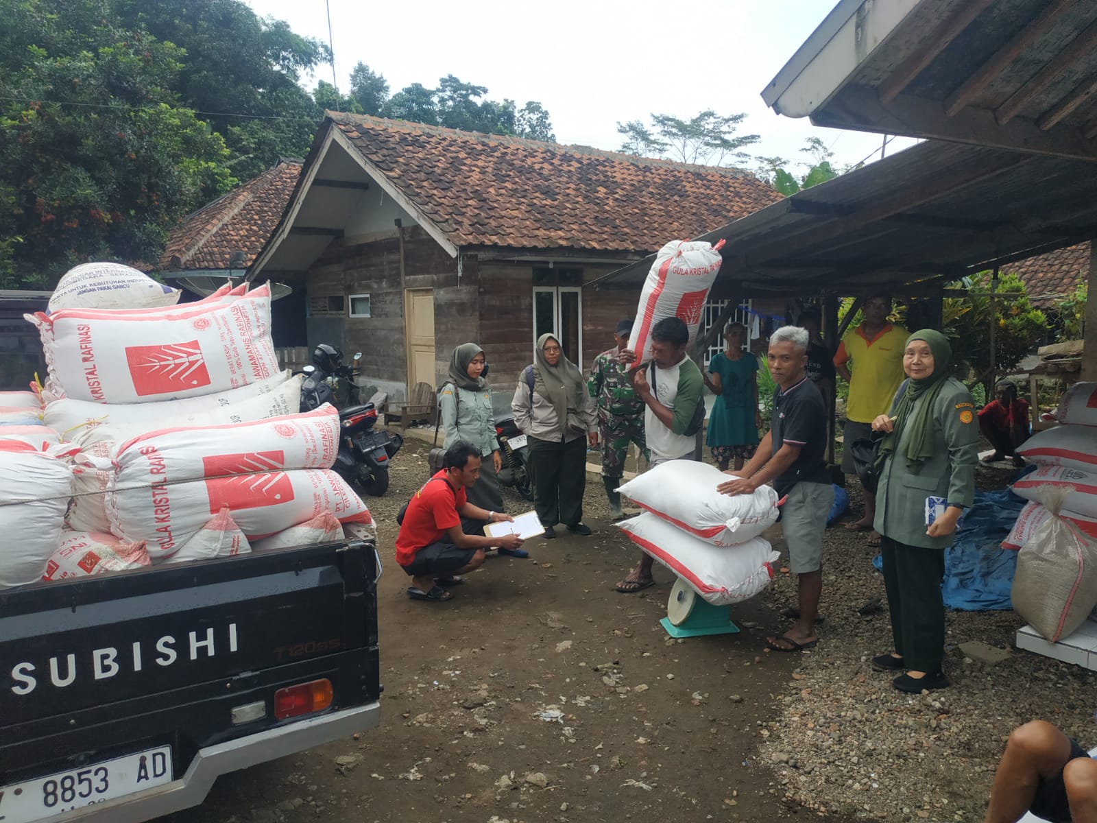 Pastikan Hasil Panen Terserap Baik, Koramil Kodim 0610/ Sumedang Kawal Sergap 