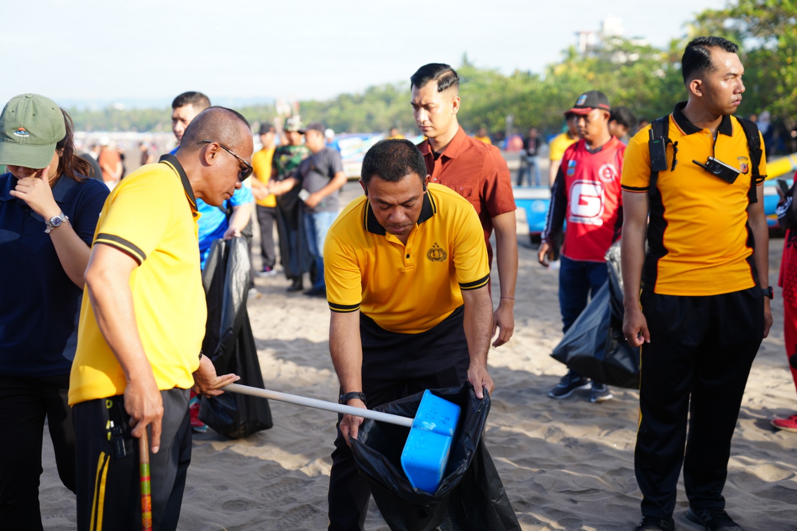 Kapolda Jabar Pimpin Aksi Bersih Pantai Pangandaran Bersama Warga