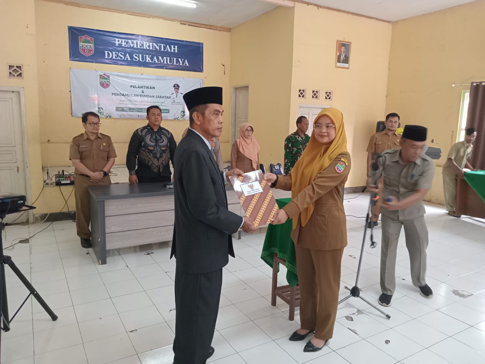 Pelantikan Perangkat Desa Sukamulya, Elsa Isi Jabatan Kaur Tata Usaha dan Umum