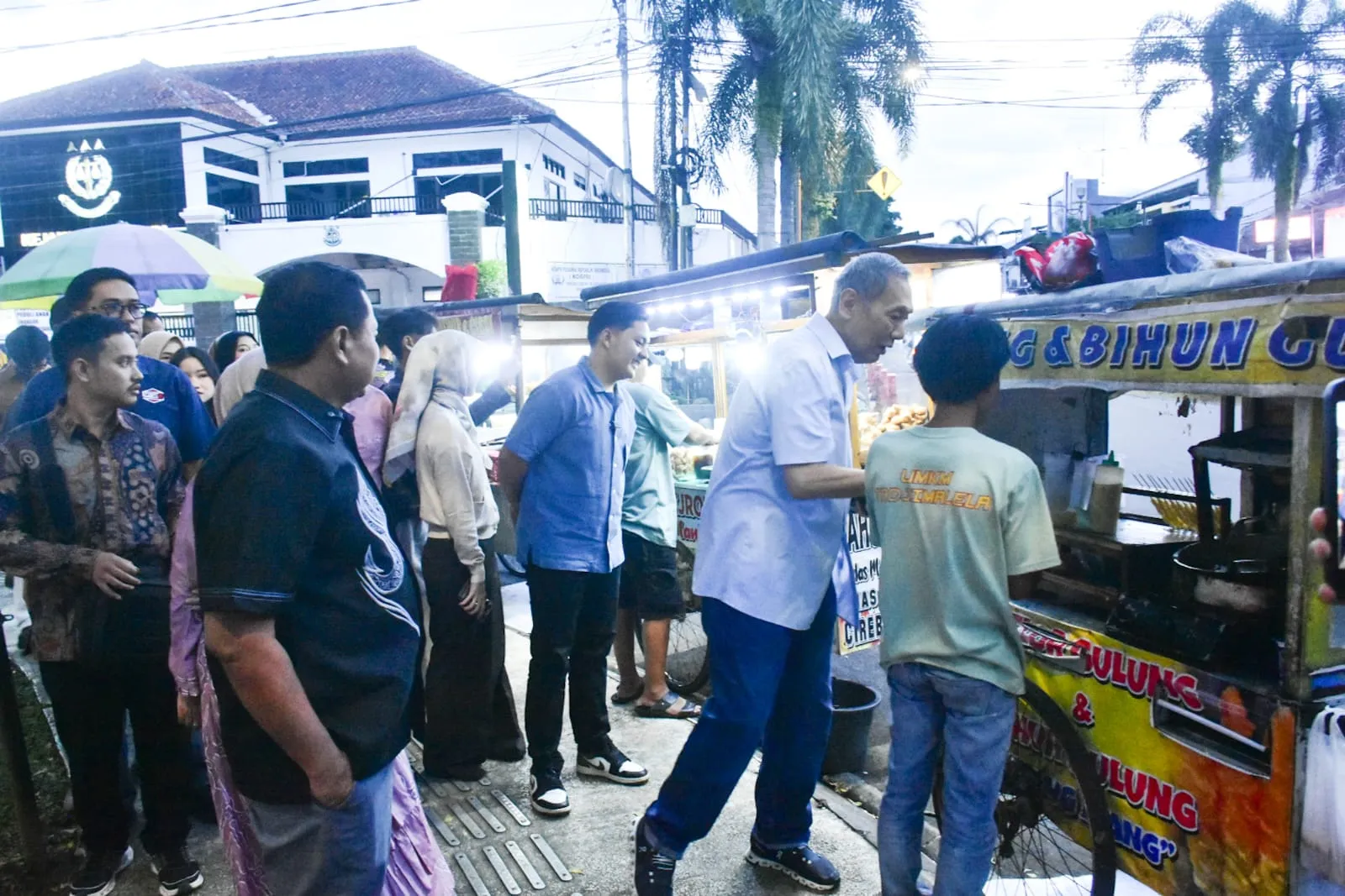 Jusuf Hamka Nganuburit di Alun-Alun Sumedang, Borong Takjil untuk Warga