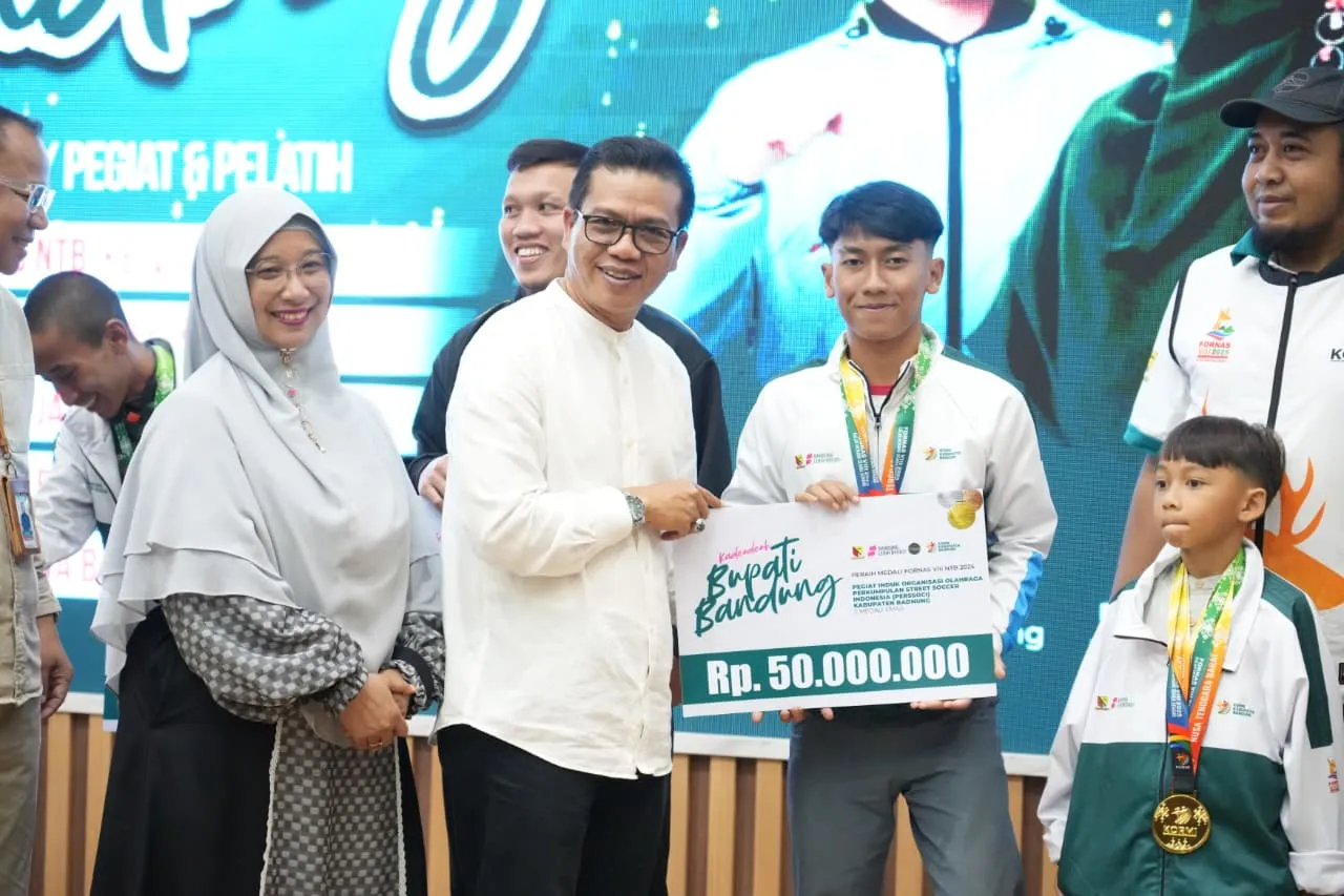 Kang DS Beri Uang "Kadeudeuh" bagi Atlet dan Pelatih Peraih Medali FORNAS VIII NTB 2025