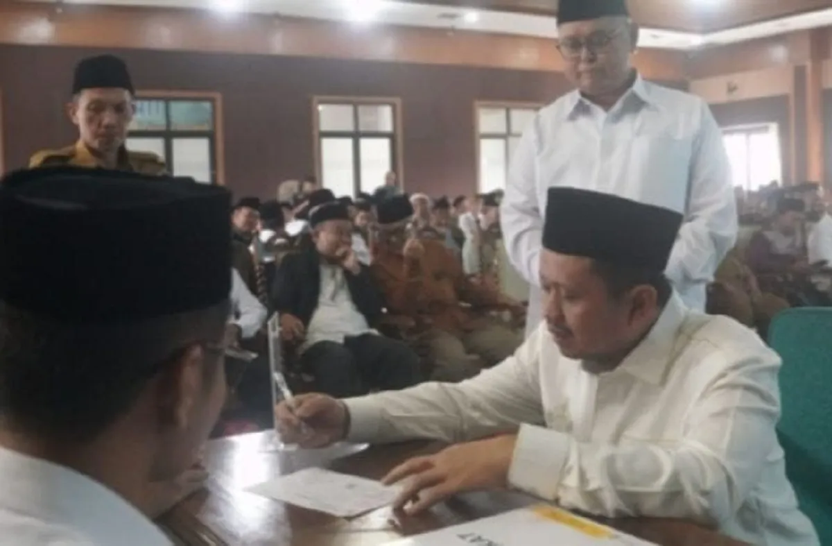 Pimpinan Perangkat Daerah Serahkan Zakat Mal kepada BAZNas Sumedang 