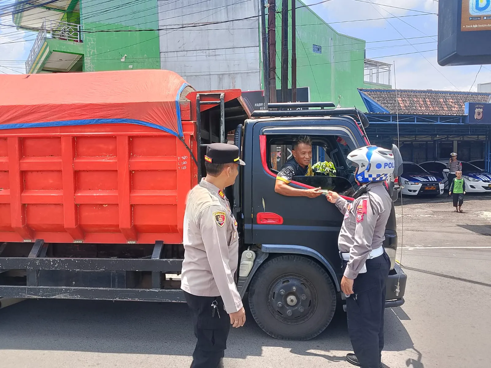 Antisipasi Potensi Kemacetan, Polres Sumedang Gelar Penyekatan dan Razia Kendaraan Sumbu Tiga