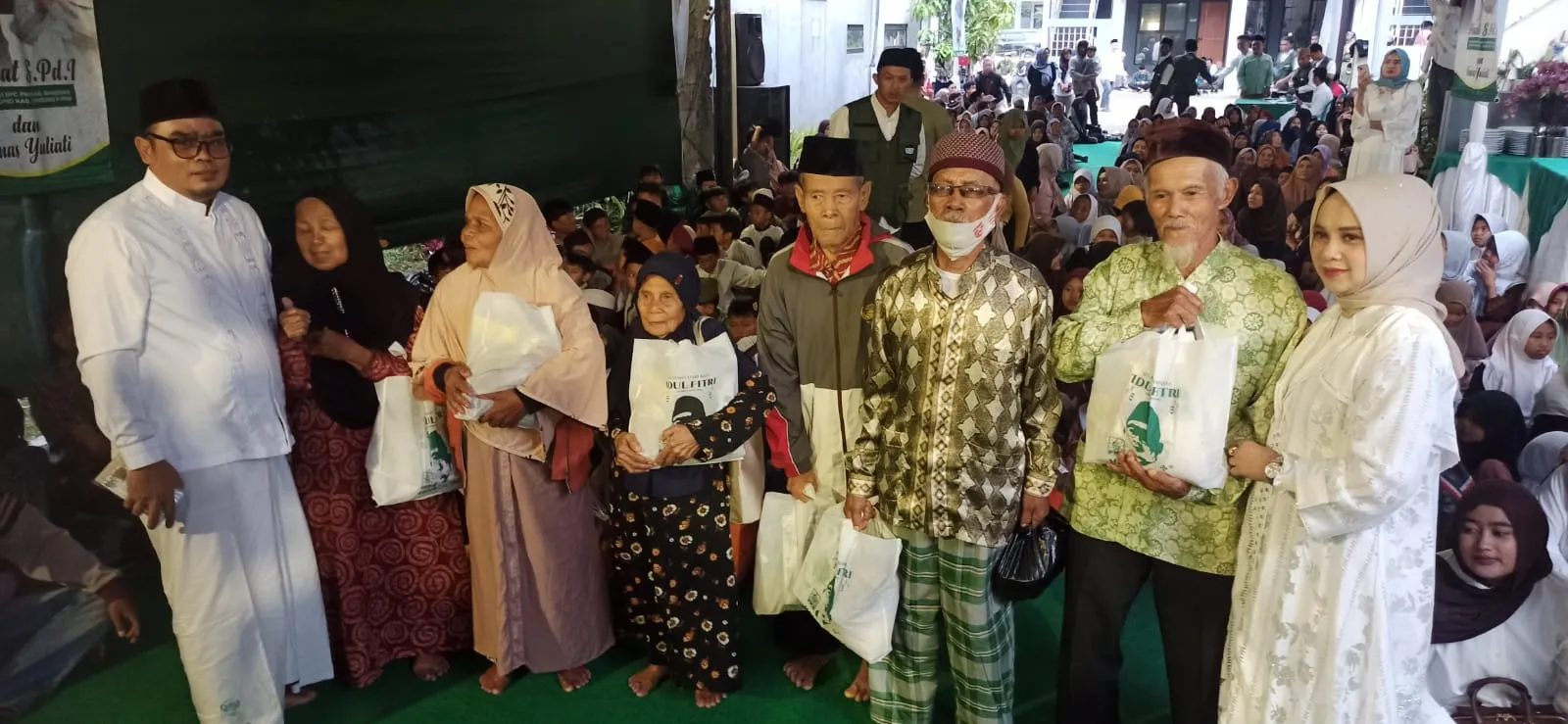 Di Hari ke-25 Ramadhan 1447 H, Hadiat dan Istri Berbagi Kasih dengan Anak Yatim dan Jompo