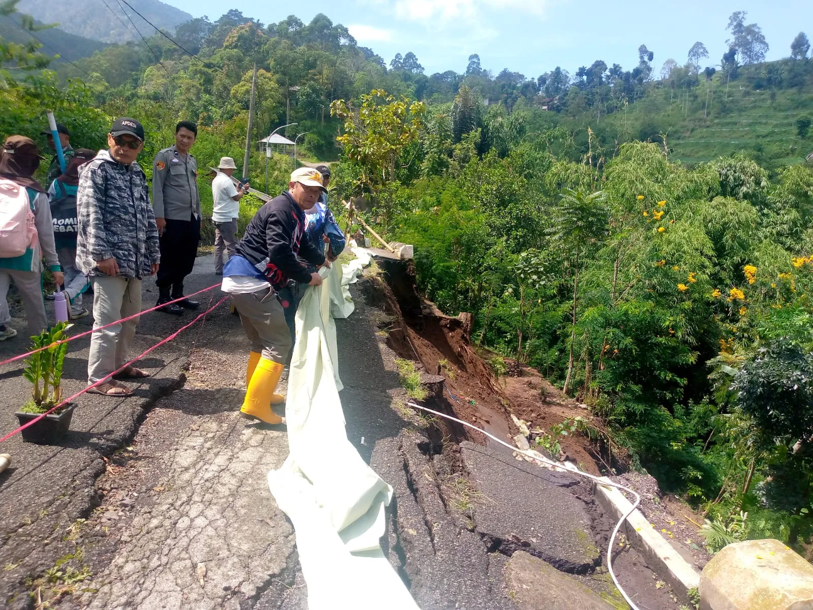 Jalan Utama Menuju Makam Godog Nyaris Putus, 700 KK Terancam