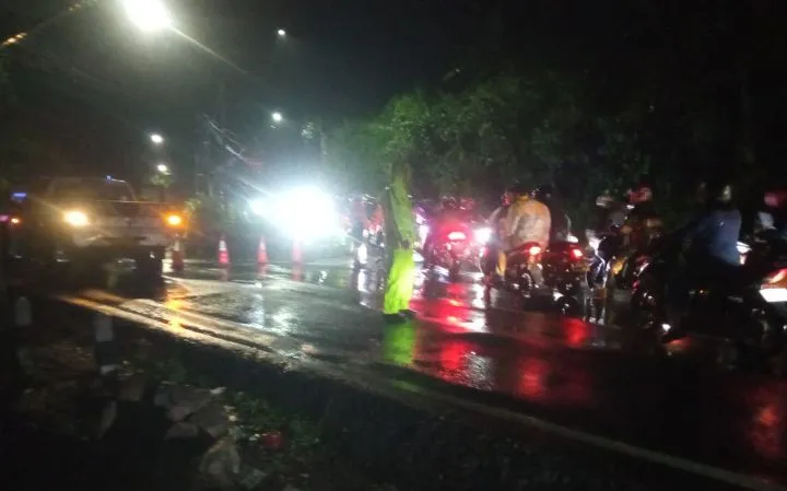 Hujan Deras Terjang Sumedang! Longsor Tutup Jalur Bandung–Cirebon, Warga Tertimbun