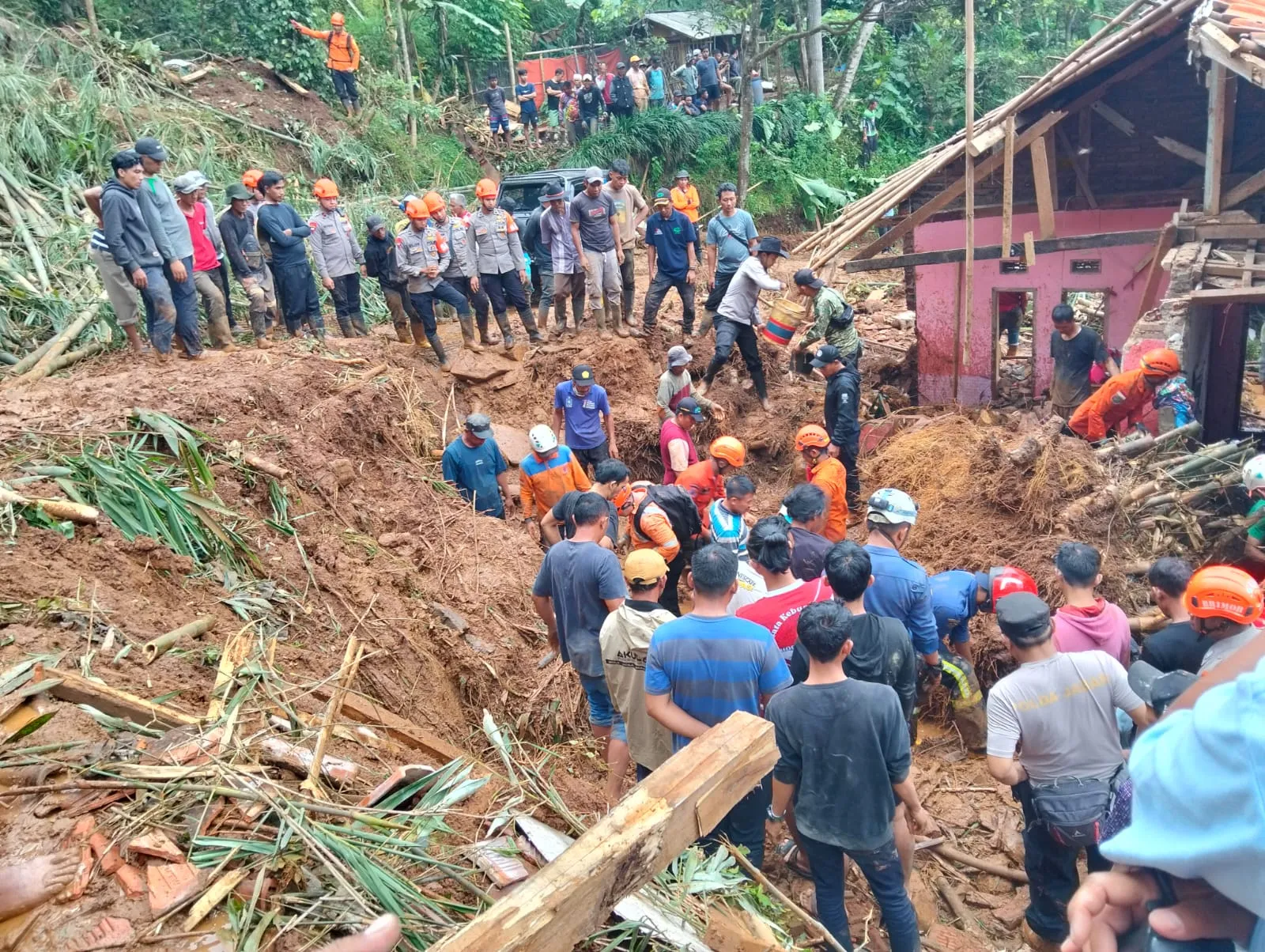 Warga Tertimbun Longsor Ditemukan Meninggal Dunia, Operasi SAR Ditutup 