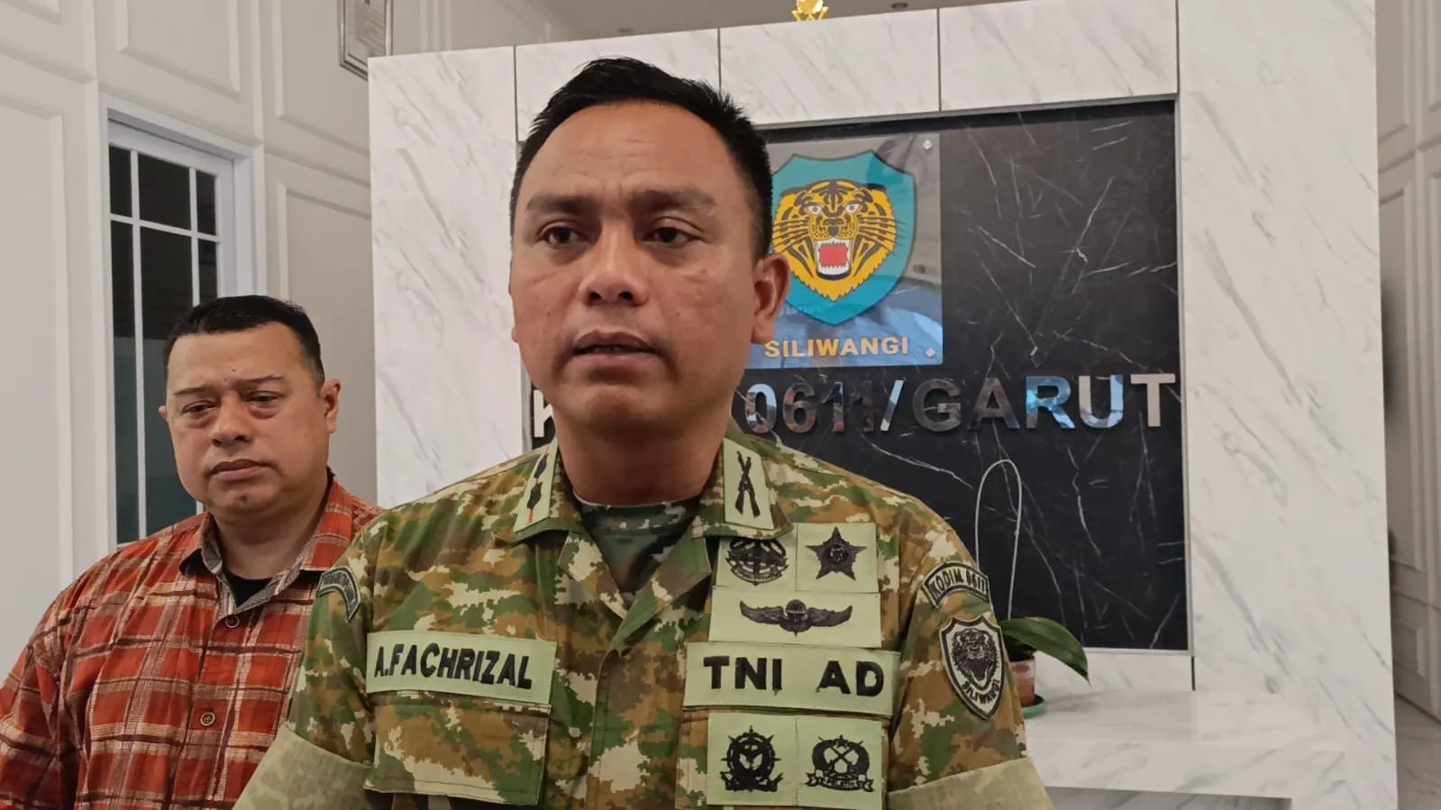 Viral Pria Berkaos Loreng Diduga Halangi Polisi di Garut, Dandim Tegaskan Bukan Anggota TNI Aktif