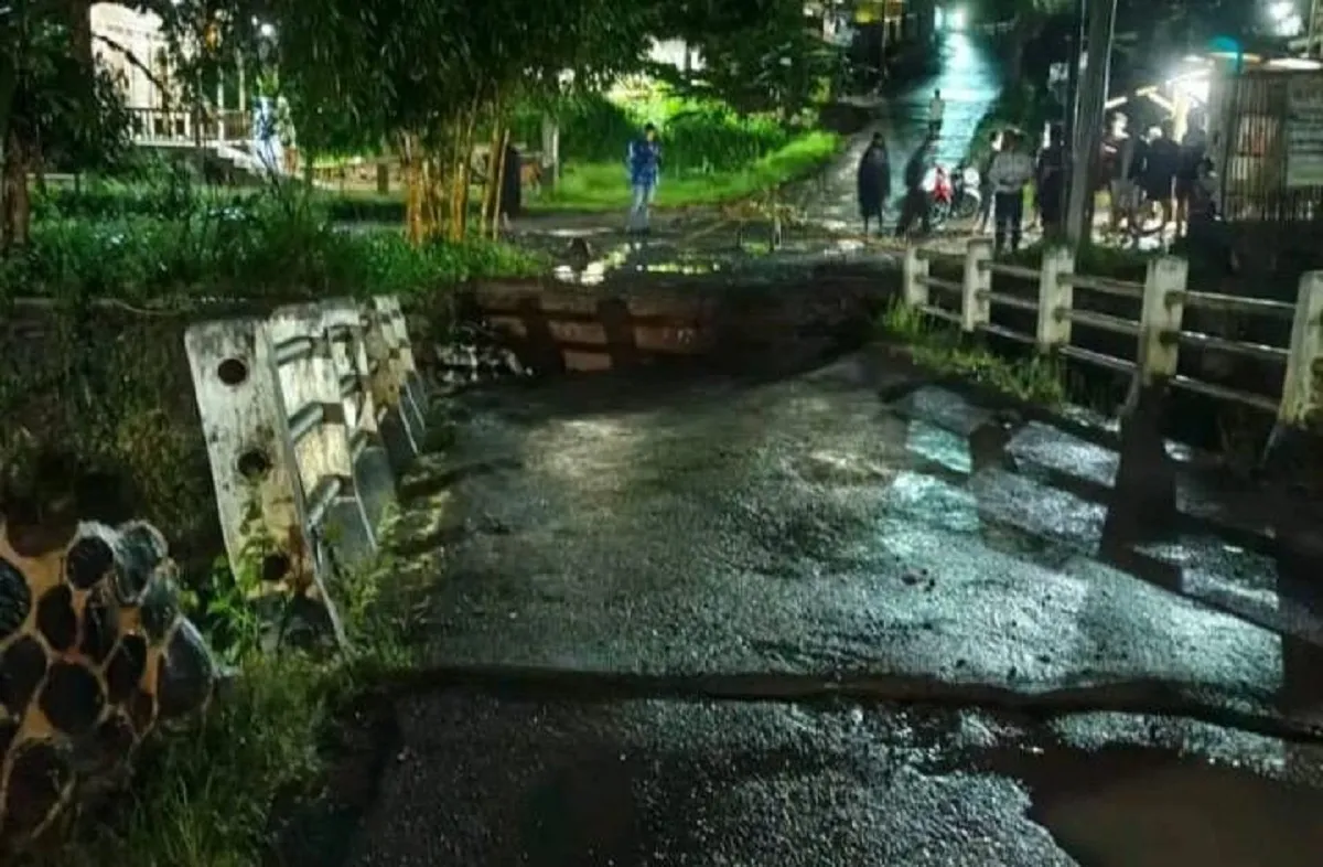 Jembatan Radug Terbelah Diterjang Luapan Sungai Citarum, Akses Warga Lumpuh