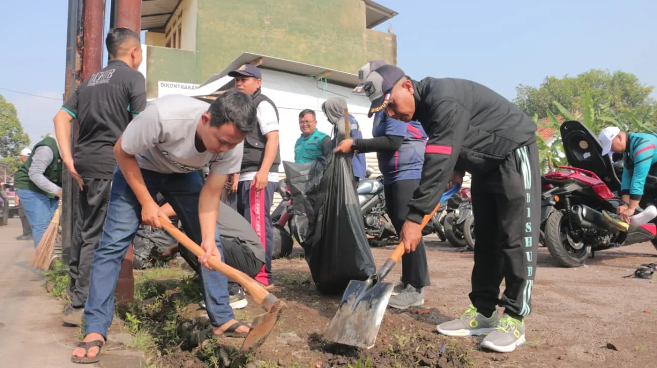 Bupati KDS Instruksikan ASN hingga Kades Gotong Royong Beberesih Lingkungan