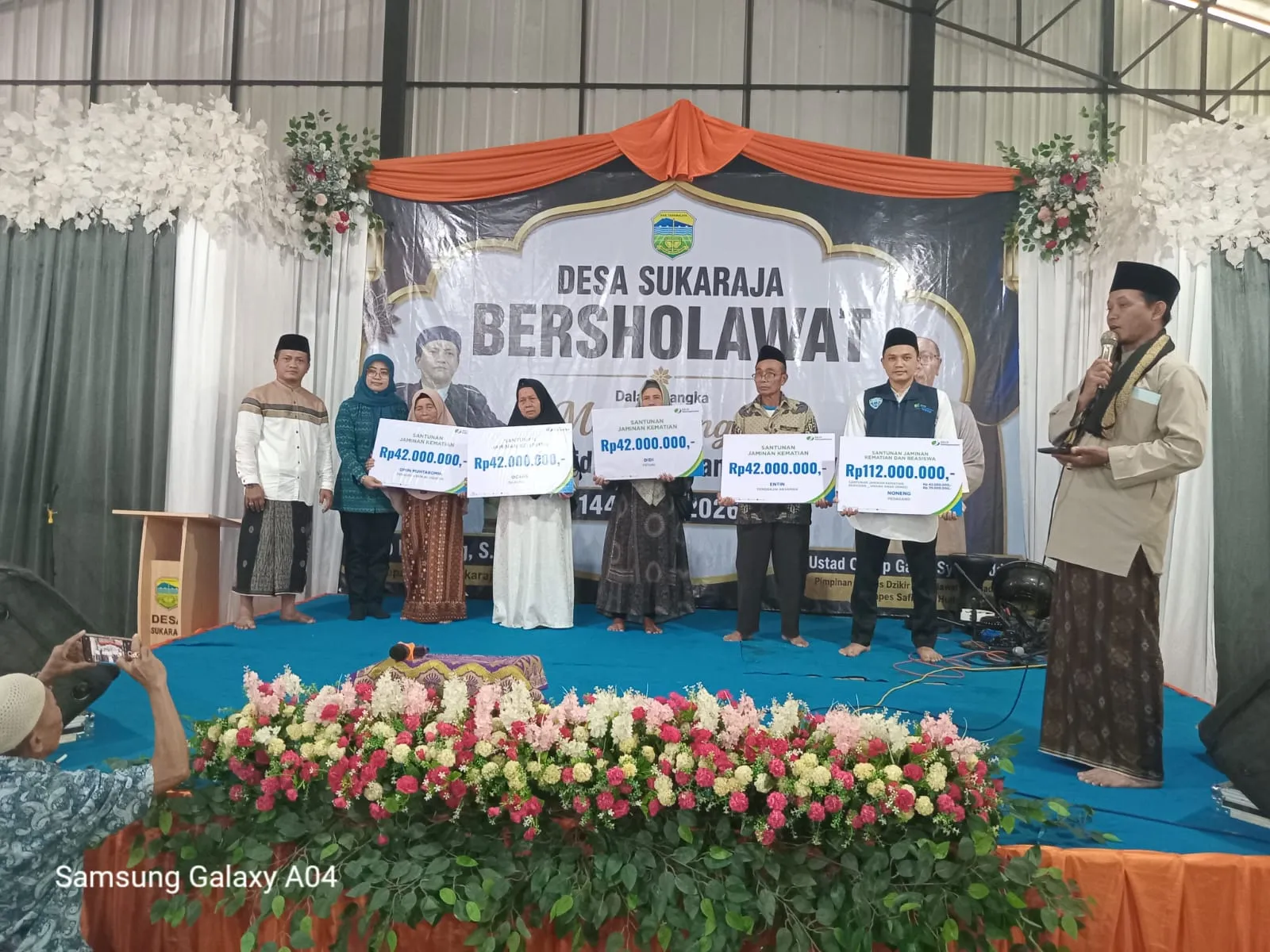 Warga Desa Sukaraja Terima Santunan Jamsostek Ketenagakerjaan, Penyerahan Berlangsung Saat Maulid Nabi